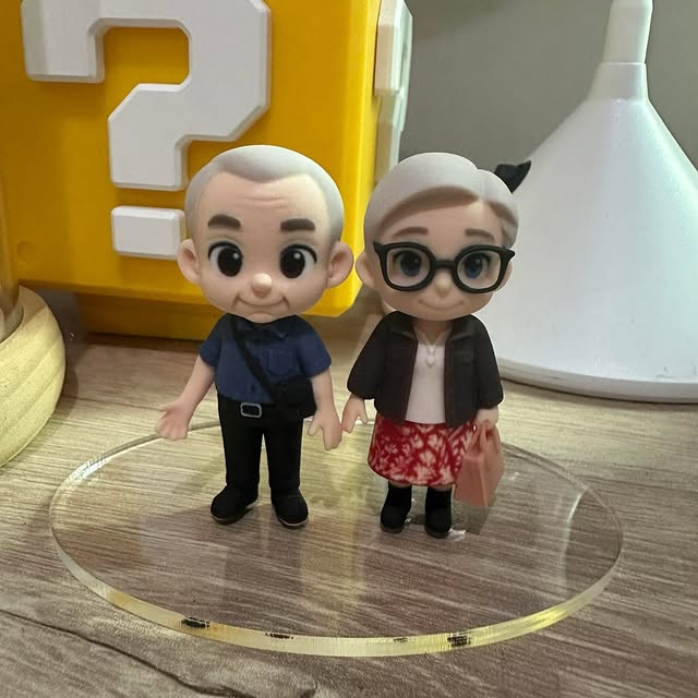 A custom RE:LIVE 3D Cuties couple figurine